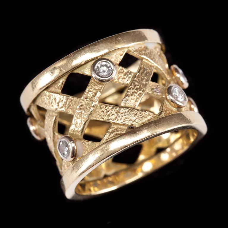 RING, 18k guld med små diamanter, tot ca 0,24 ct. Vikt ca 11 g.