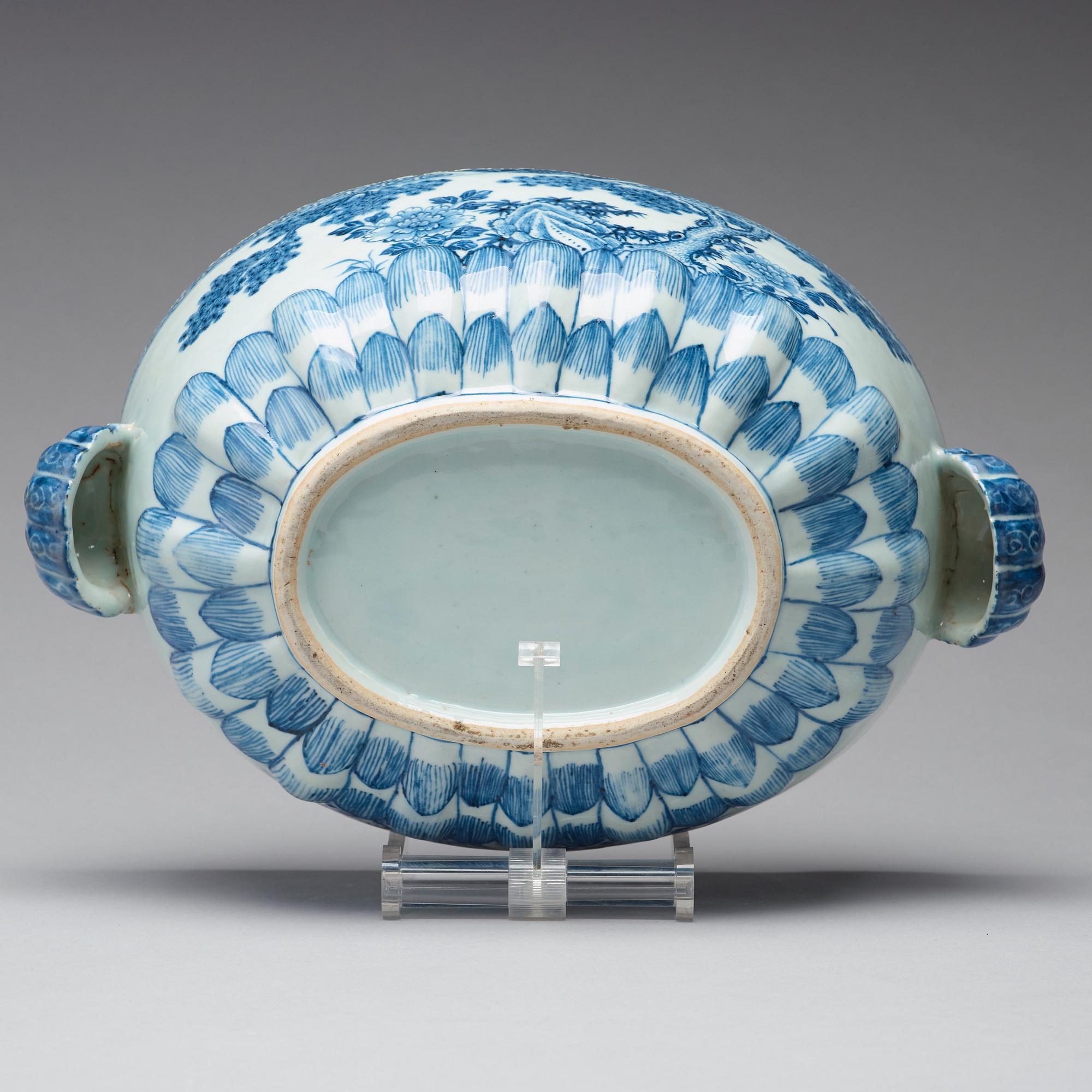 A blue and white tureen with cover, Qing dynasty, Qianlong (1736-95).