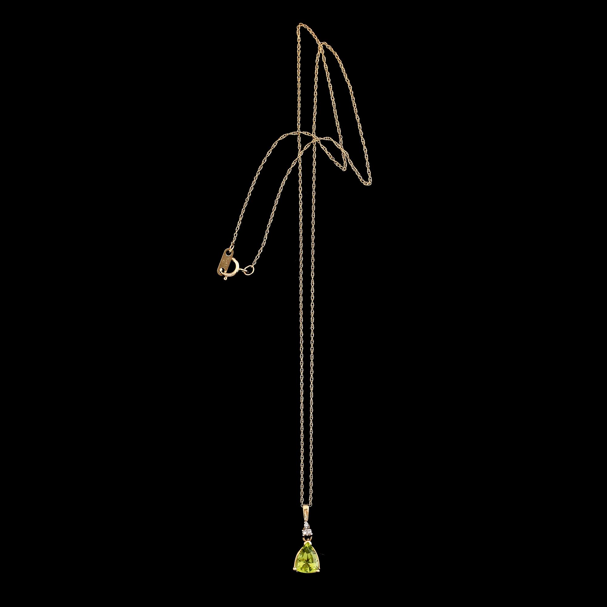 HÄNGE MED KEDJA, 10K guld, grön peridot samt mindre diamanter.