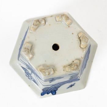 Skålar, tre stycken, samt litet blåvitt ytterfoder och lackask, porslin, Qingdynastin, 1800-tal.