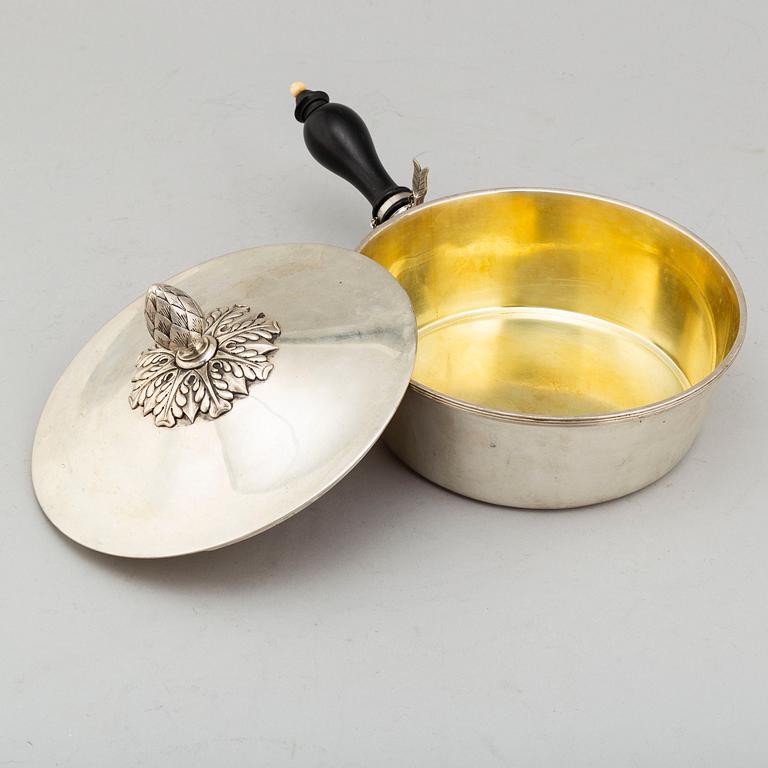 A Bernt Erlandsson parcel-gilt silver saucepan with cover, Kritianstad, 1909.