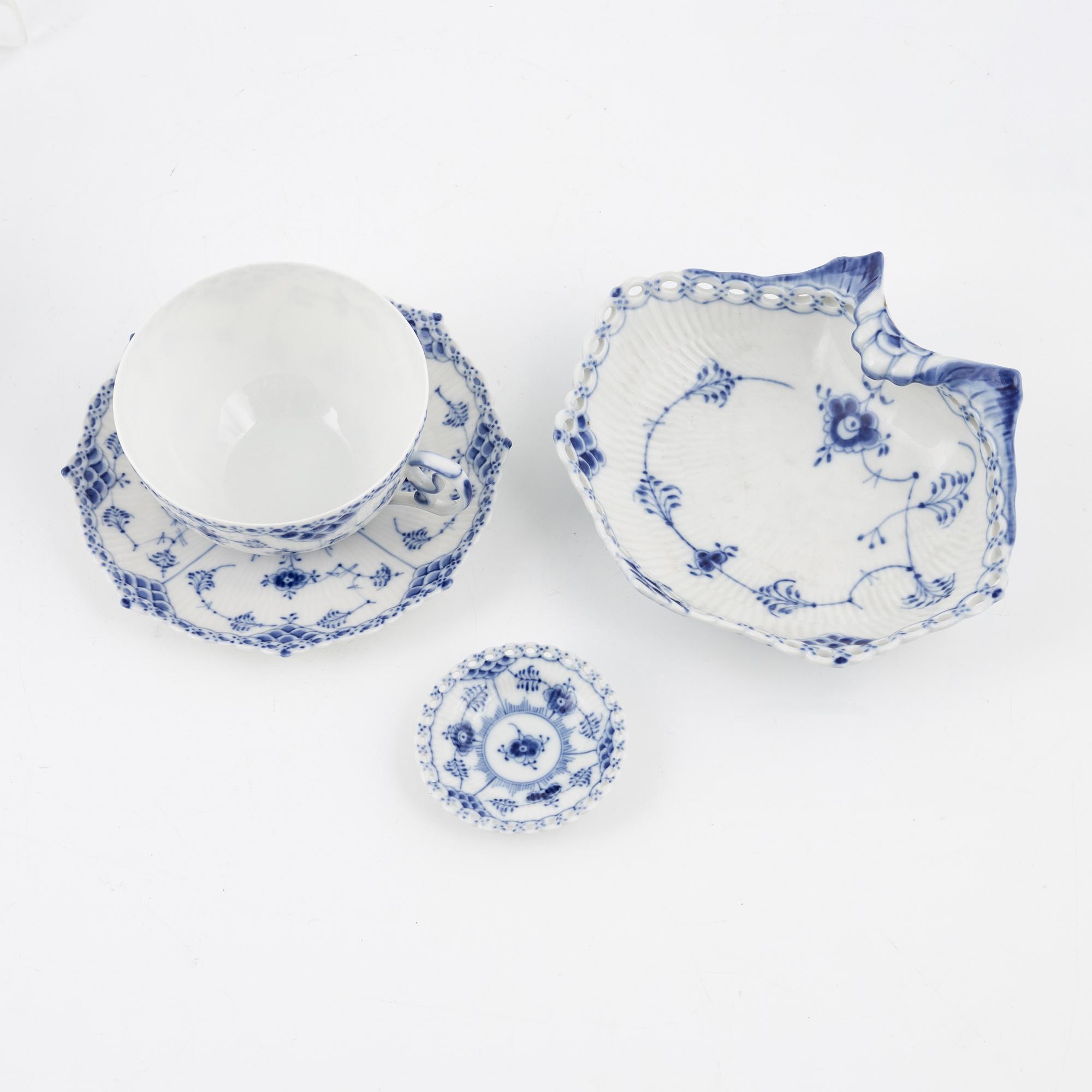 Matservis, 43 delar, porslin, "Musselmalet", Royal Copenhagen, Danmark.