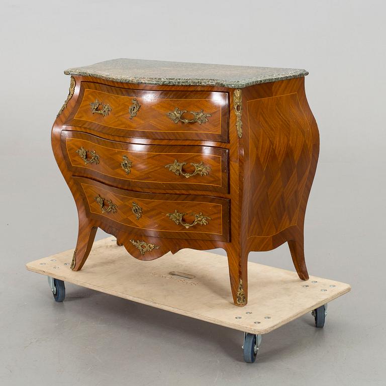 A ROCOCO STYLE CHEST OF DRAWERS.