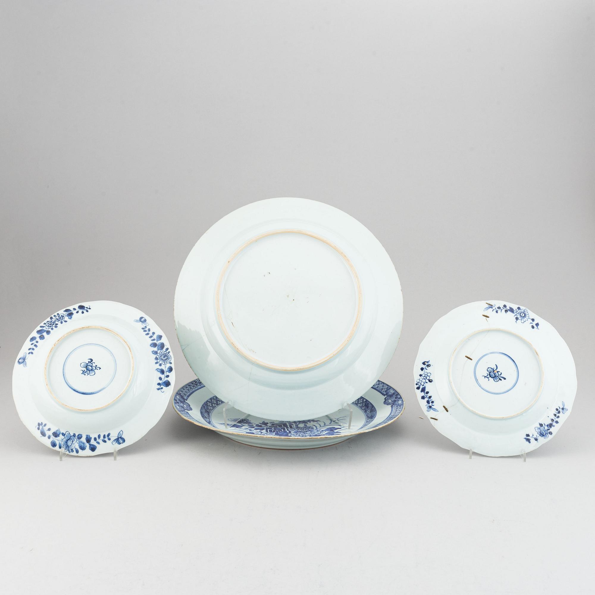 Fat, två stycken, samt tallrikar, porslin. Qingdynastin, Qianlong (1736-95).