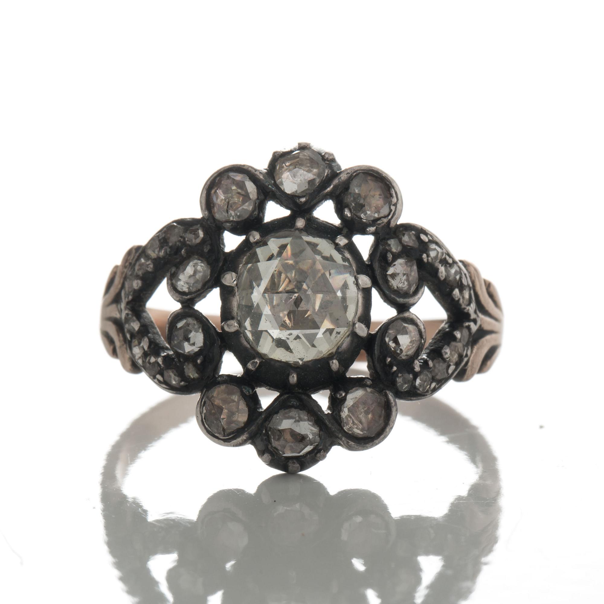 RING, guld och silver med äldre fasettslipade diamanter. Vikt ca 2 gram. 1900-talets första hälft.