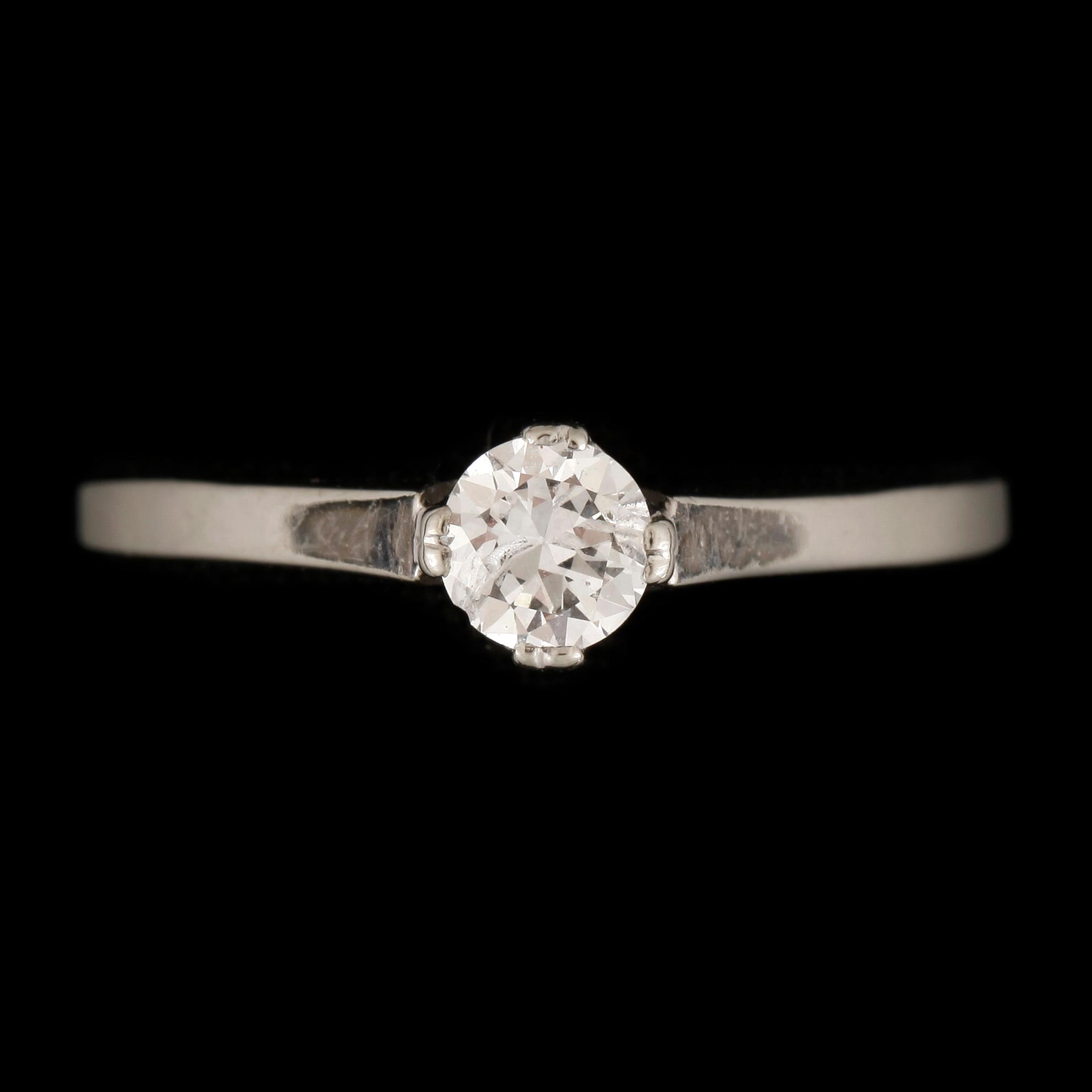 RING, 18 k vitguld med briljantslipad diamant 0.31 ct enligt gravyr.