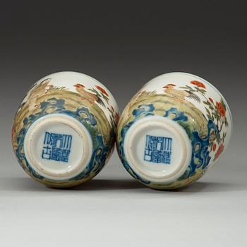 KOPPAR, ett par, porslin, sen Qingdynasti. Med Qianlongs sigillmärke.