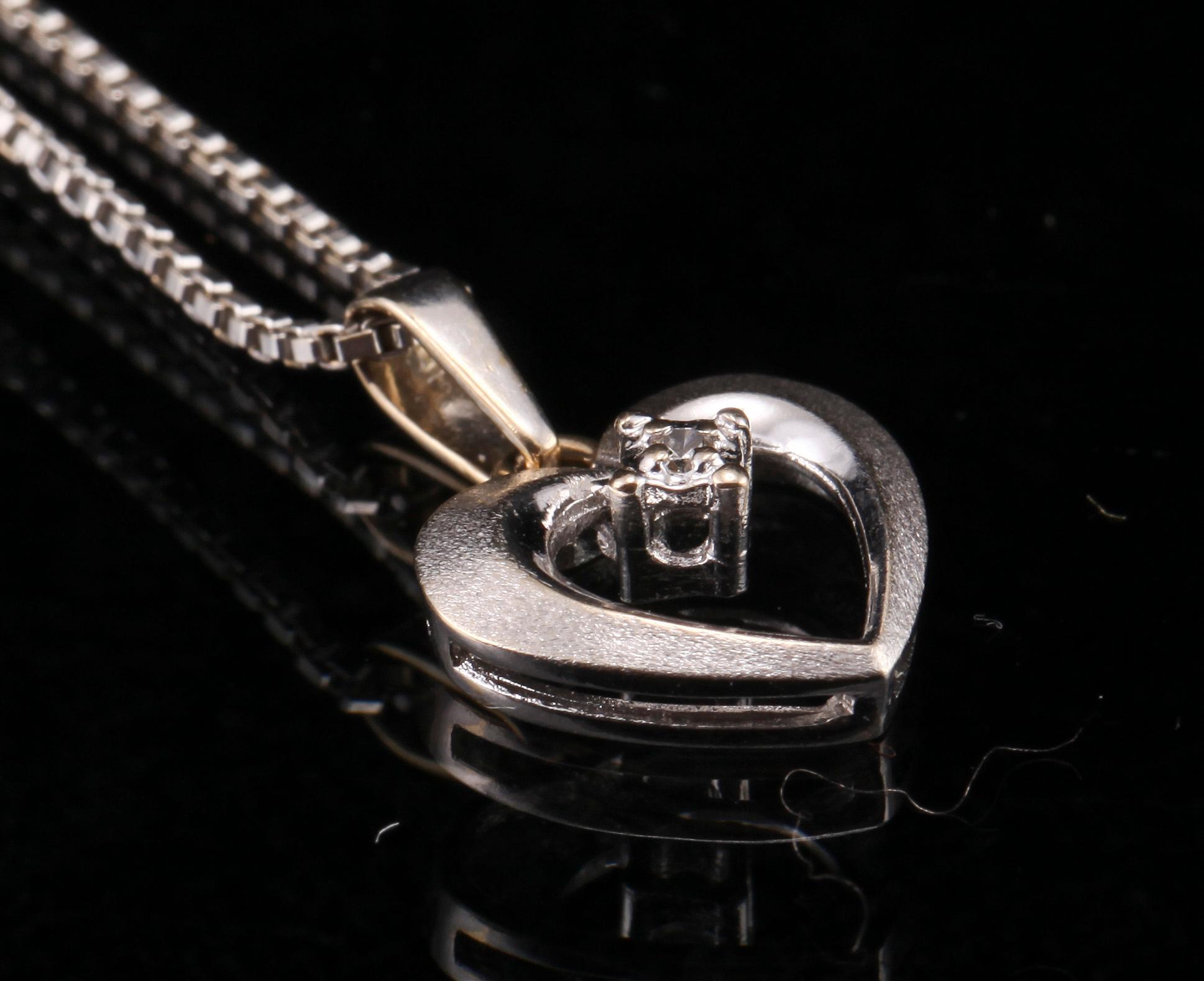 HÄNGEN, 2 st, 18k vitguld samt sju små briljantslipade diamanter.