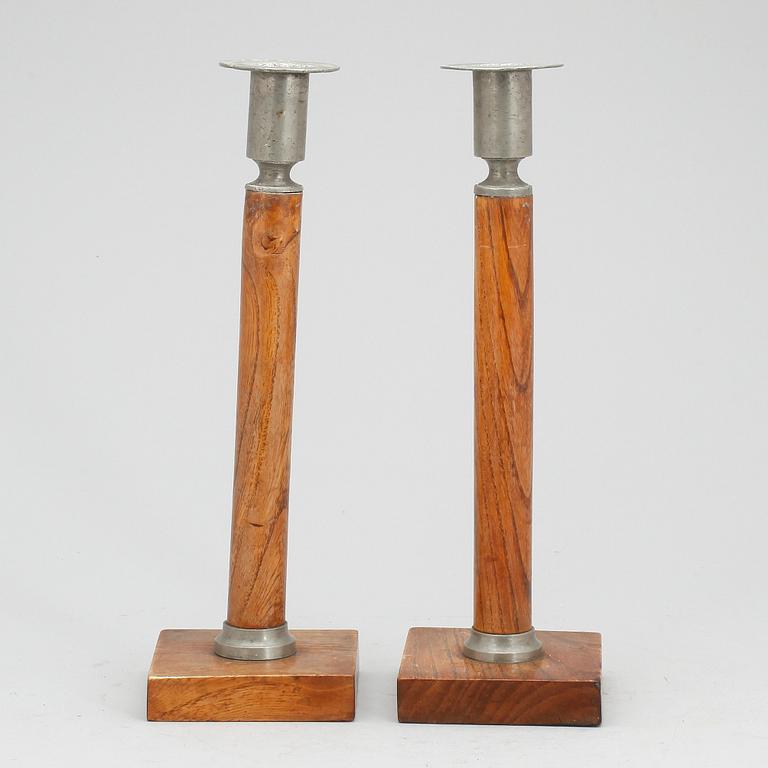 LJUSSTAKAR, ett par, sengustavianska, omkring år 1800.