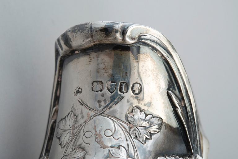 VIINIKANNU, sterling hopeaa E & J Barnard Lontoo 1866. Korkeus 35 cm, paino 1322 g.