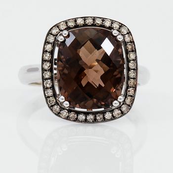 RING, diamanter samt röktopas.