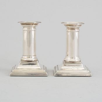 JAMES KABBERLING BEMBRIDGE, a pair of silver candlesticks from Sheffield, England, 1881.