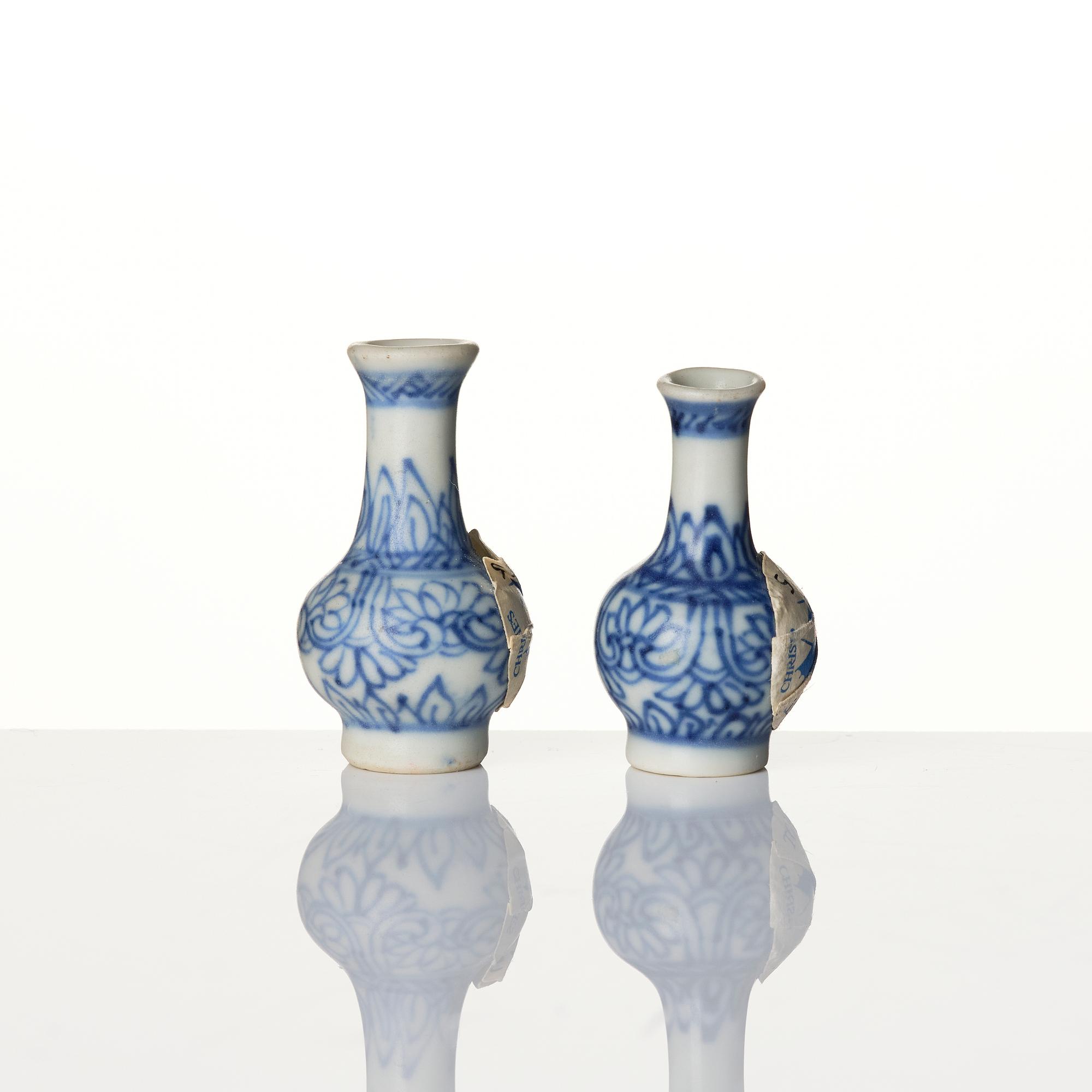 A pair of Chinese blue and white 'Vung Tau Cargo' porcelain miniature vases, Qing dynasty, around 1690.