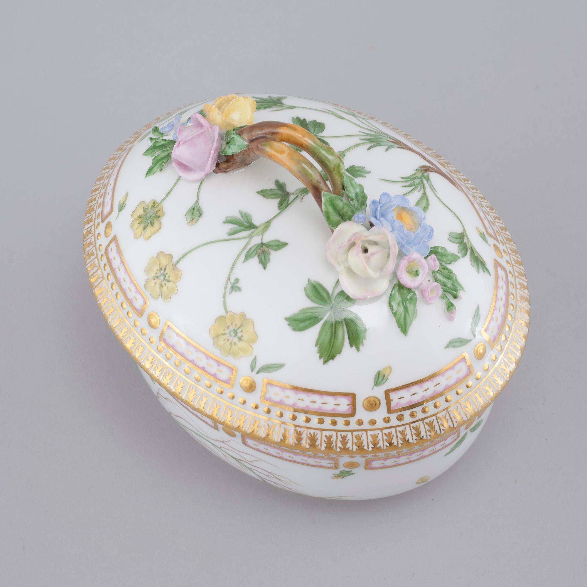 A "Flora Danica" porcelain bomboniere by Royal Copenhagen, third quarter of the 20th century.