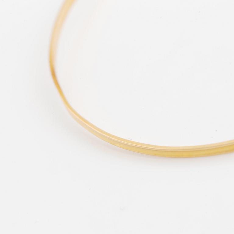 18K gold bangle.