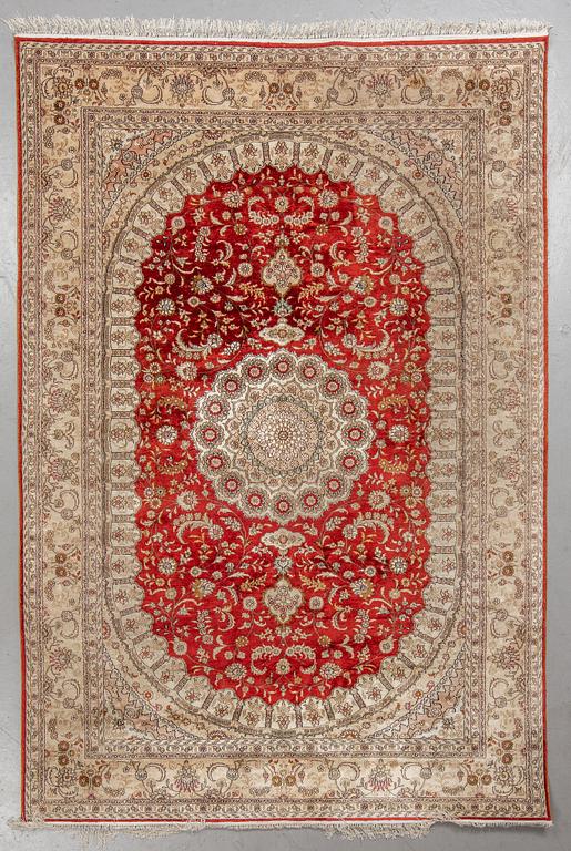 A carpet, Oriental silk, ca 269 x 182 cm.