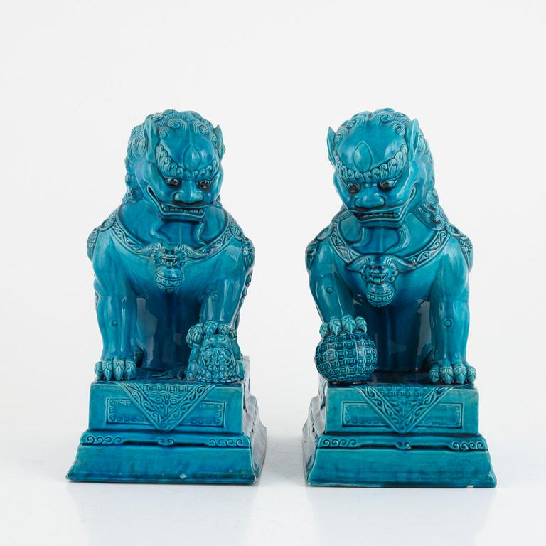 A pair of porcelain Foo dogs, China, 20th Century.