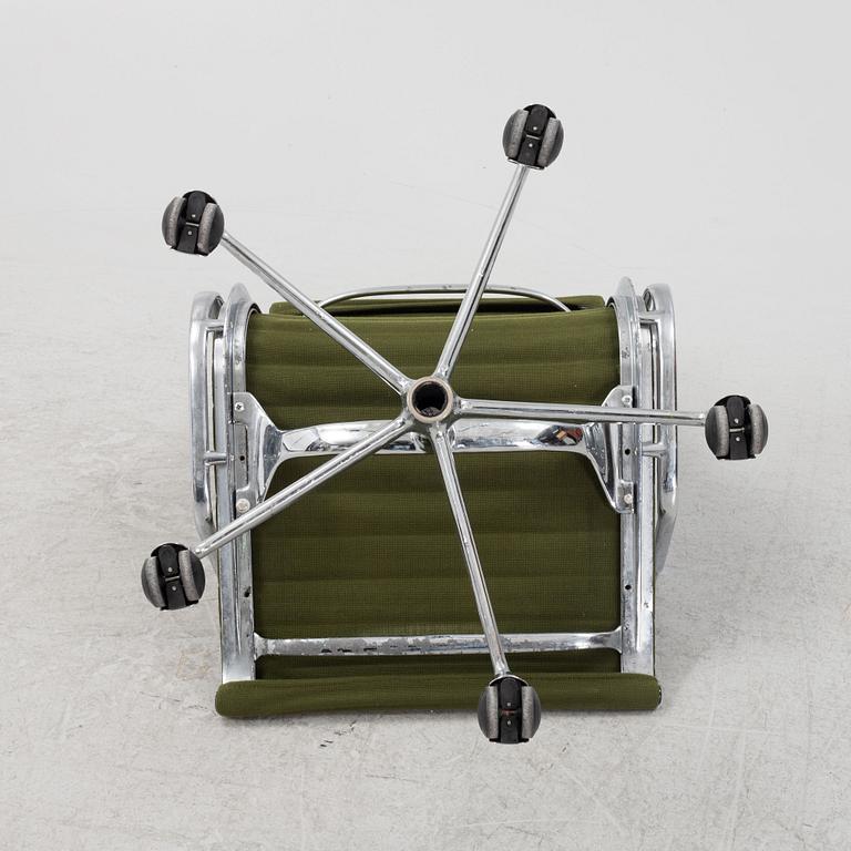 Charles & Ray Eames, skrivbordsstol, "EA 117", Herman Miller.