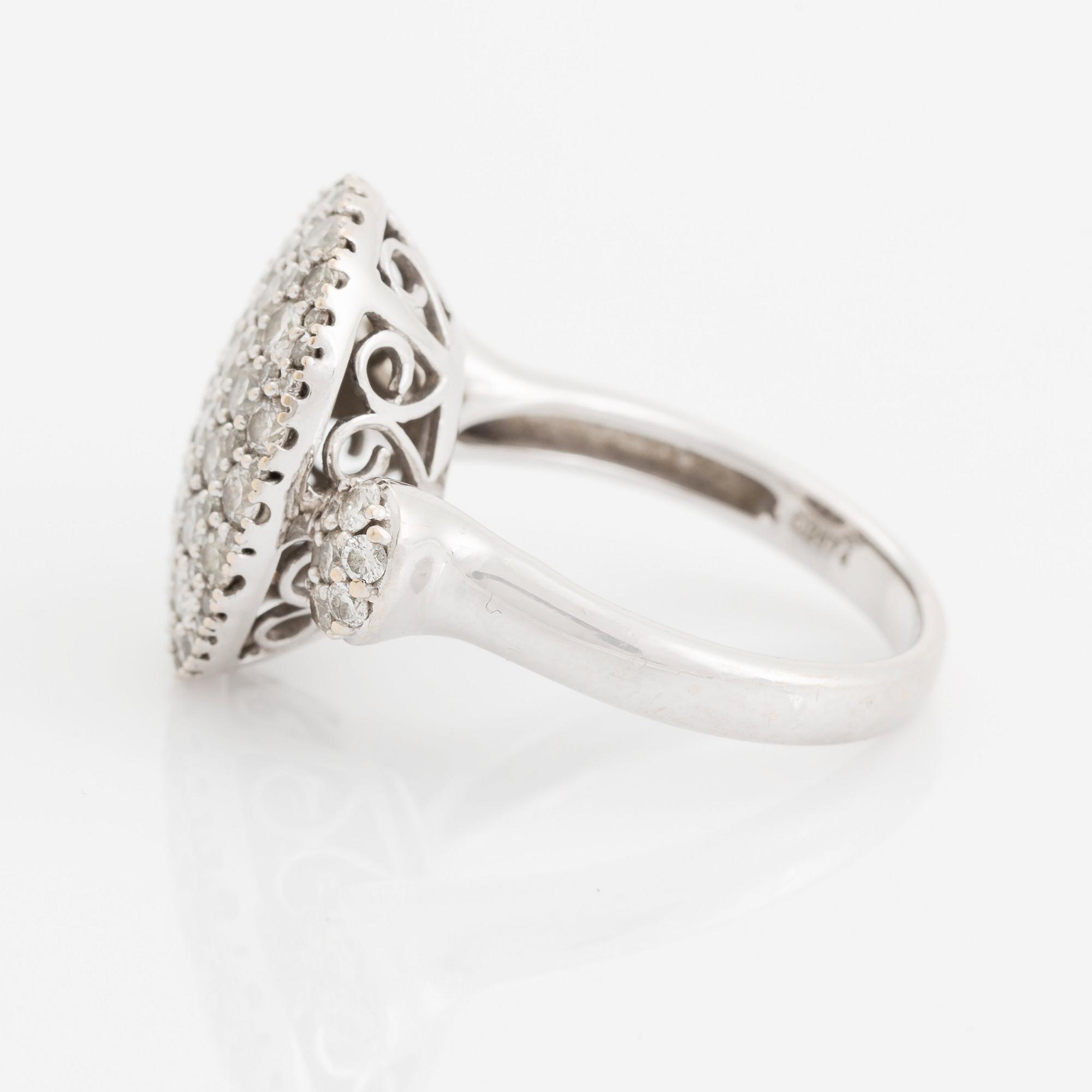 An 18K white gold ring set with round brilliant-cut diamonds.