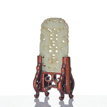 A carved nephrite cup with 'chilong' handles, late Qing dynasty/early 20th century.