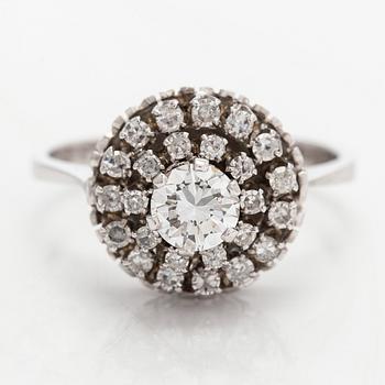 An 18K whitegold cluster ring set with a brilliant- and single-cut diamonds.