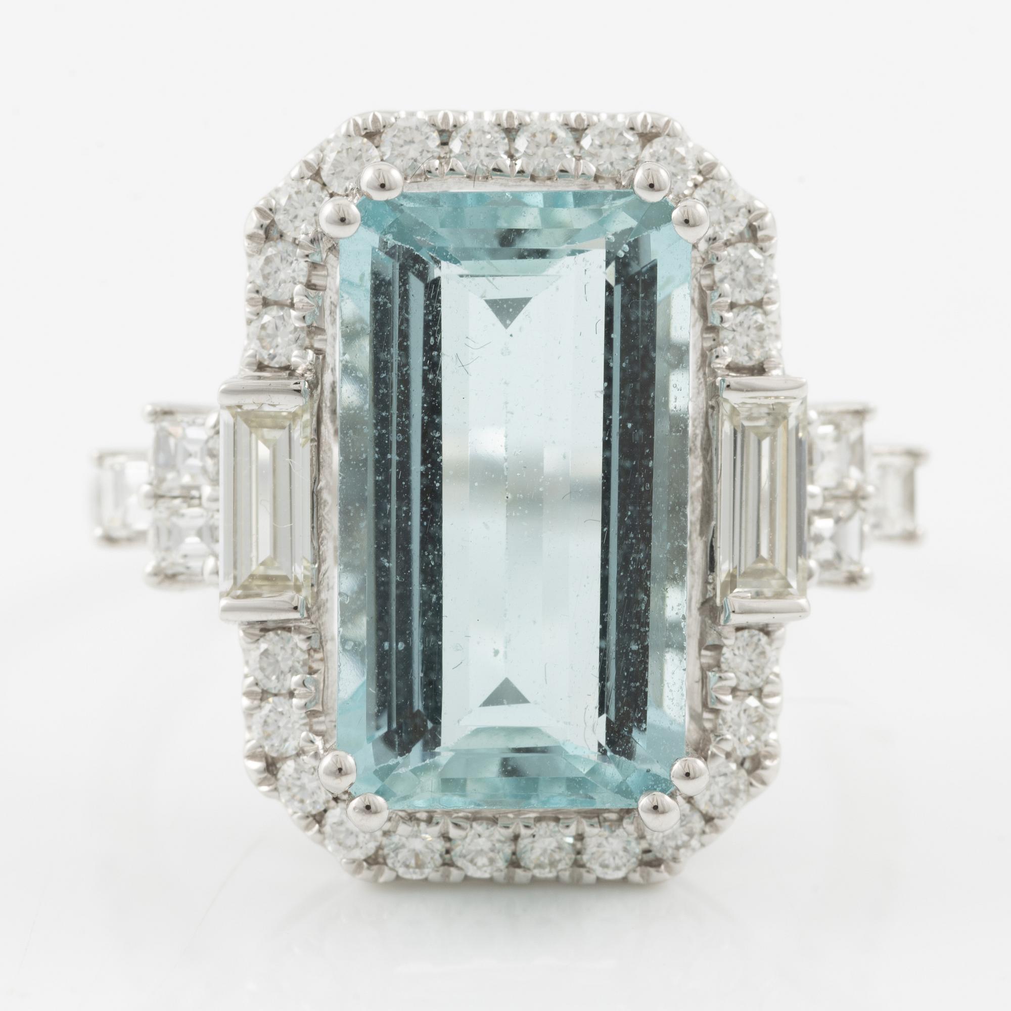 Ring, cocktail ring, 18K white gold set with aquamarine and brilliant-, carré- and baguette-cut diamonds.