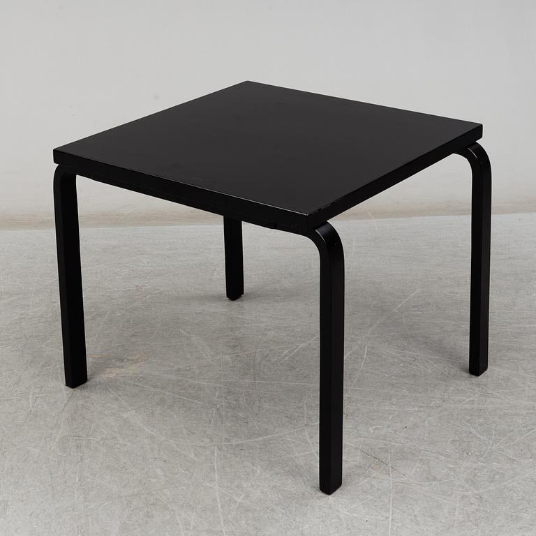 ALVAR AALTO, bord samt två stolar modell 69, Artek.
