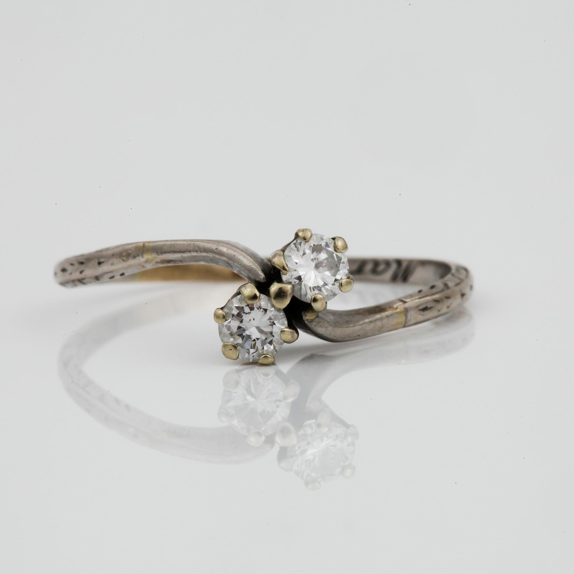 RING, platina, två diamanter, tot ca 0,4 ct, 1900-tal. Vikt ca 3 gram.