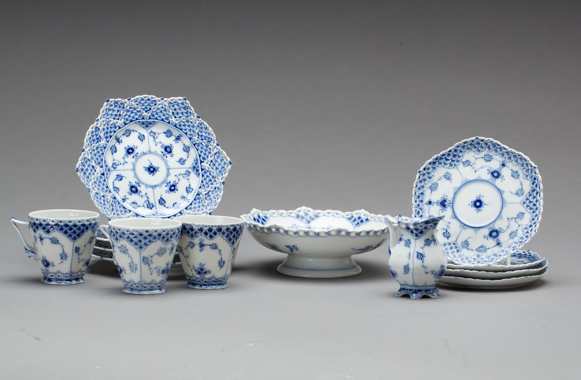 SERVISDELAR, 17 delar, porslin, "Musselmalet"(delvis helblond) Royal Copenhagen.