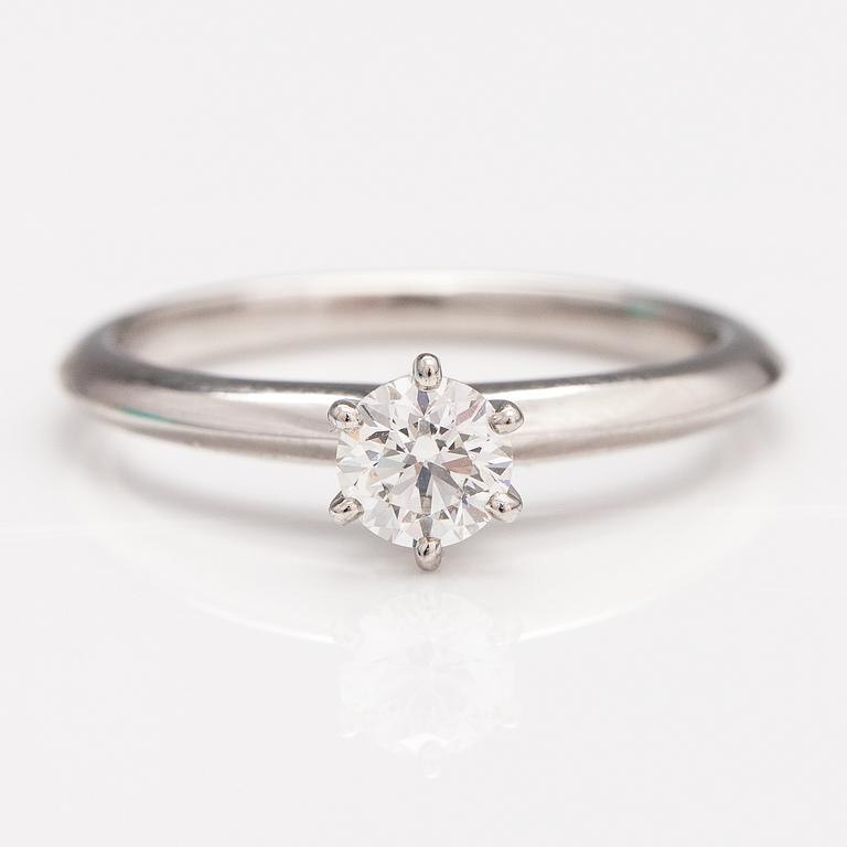 Tiffany & Co, Ring, platina, diamant ca 0.38 ct. Numrerad 66830322.