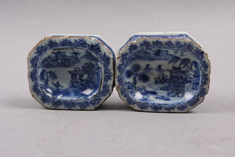 SALTKAR, 2 st, porslin, Qianlong, 1700-tal.