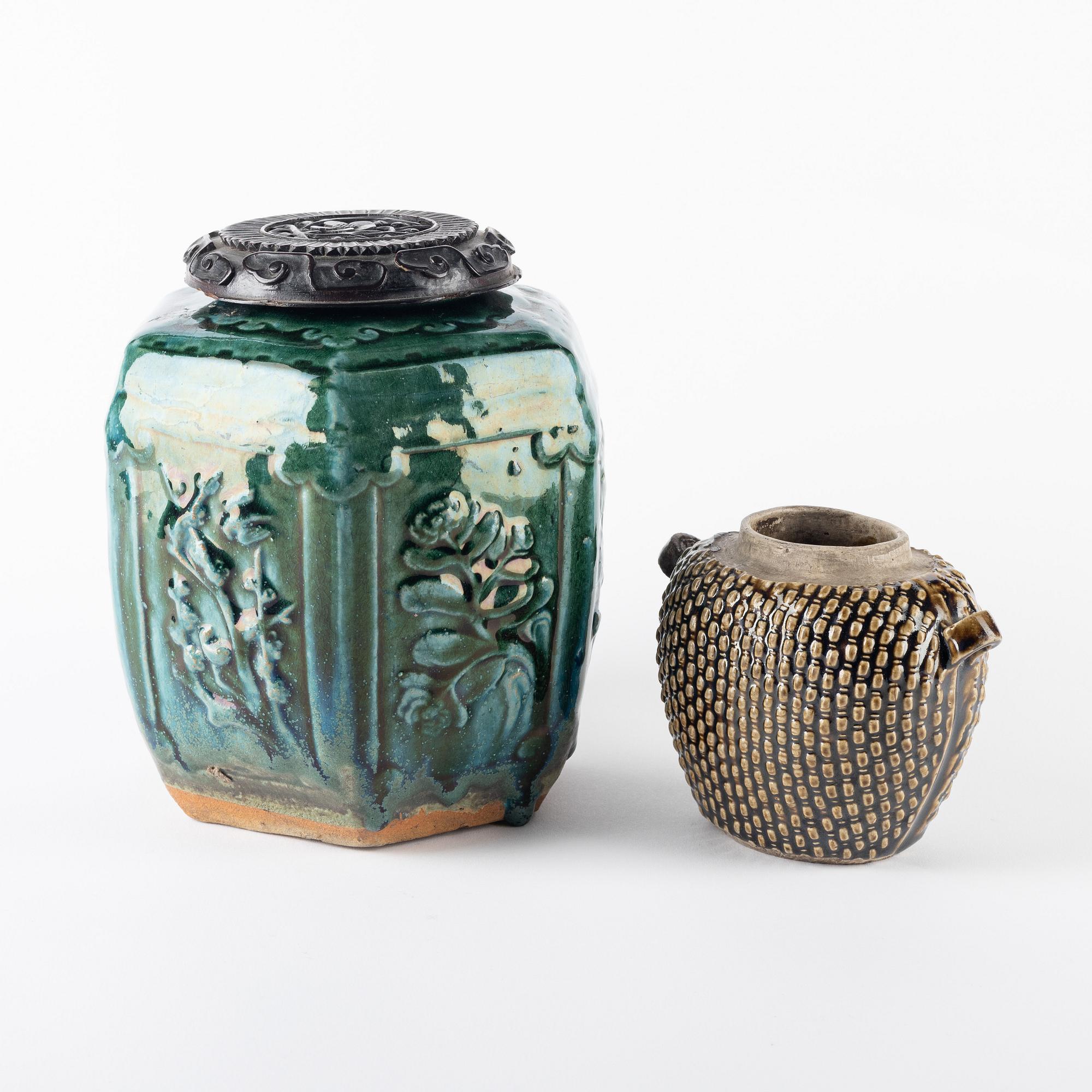 A green glazed jar and an olive glazed pot with handles, Qing dynasty, 19th Century.