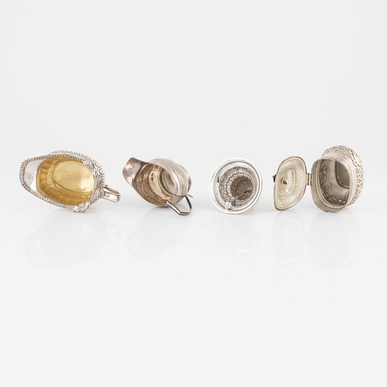 Bordspingla, sockerskrin samt två gräddkannor, silver, bl a London 1811.