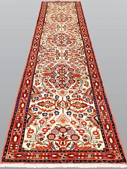 A Hamadan runner, approx. 386 x 75 cm.