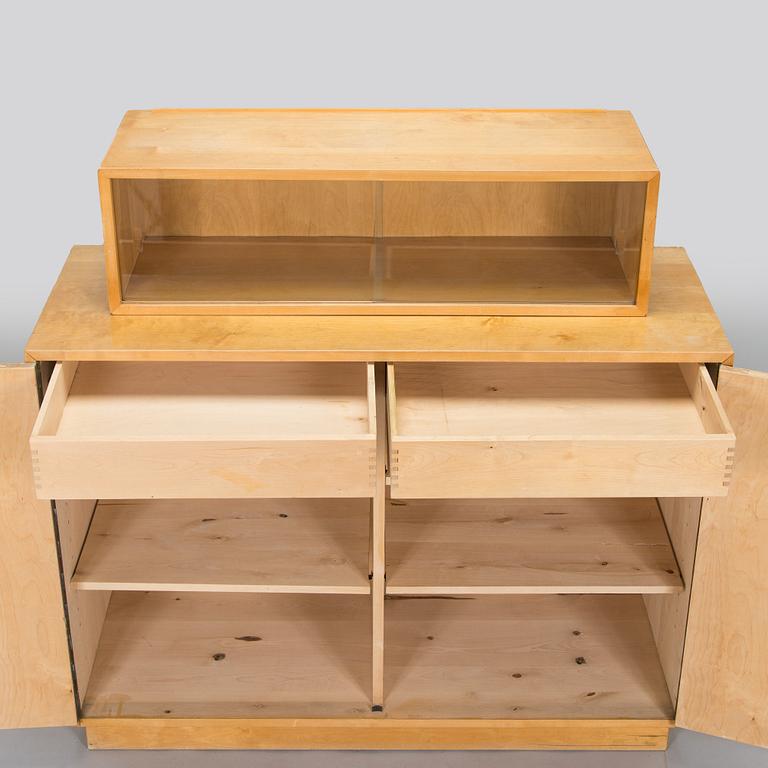 Aino Aalto, kaappi, malli 808 ja vitriini, malli 214 O.Y. Huonekalu- ja Rakennustyötehdas A.B. 1950-luvun alku.