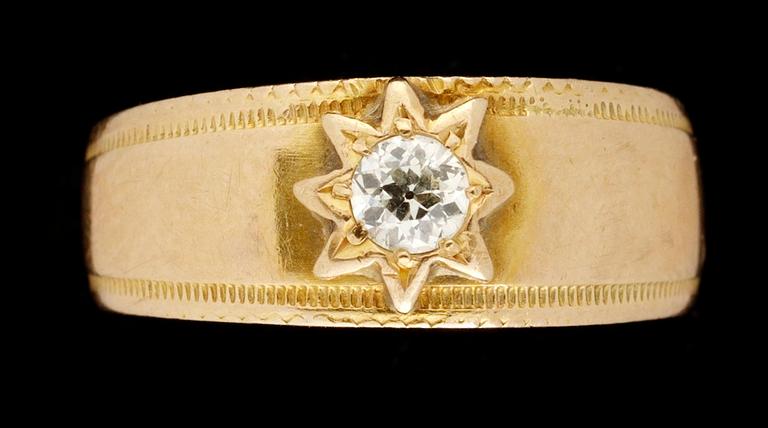 RING, 18K GULD MED BRILJANTSLIPAD DIAMANT.