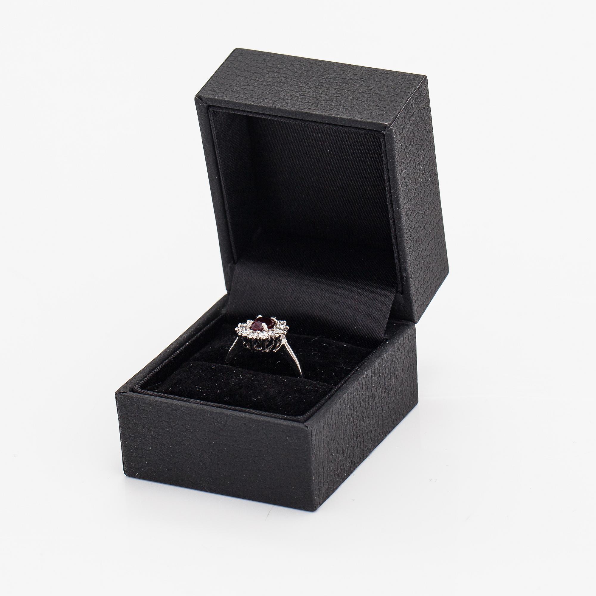 An 18K white gold ring with a ruby and diamonds ca. 0.36 ct in total.