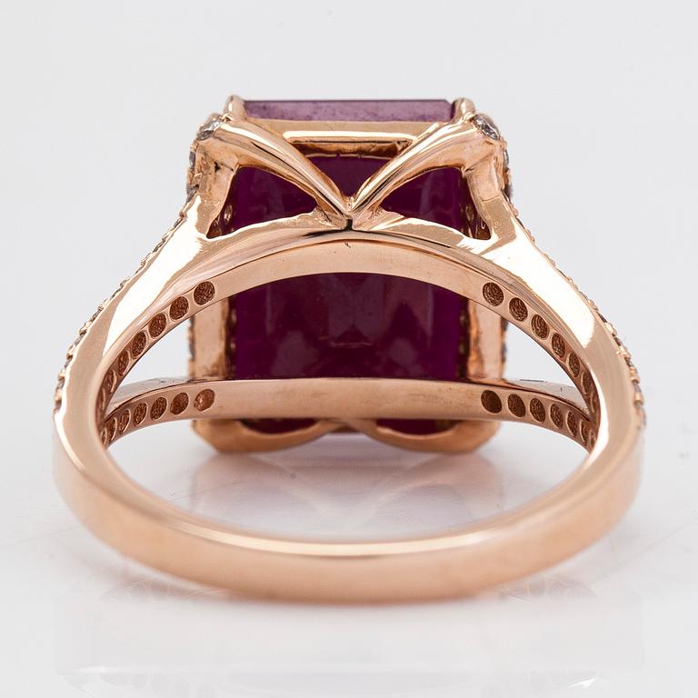 A 14K gold ring with an untreated ruby ca 7.43 ct and diamonds ca 0.45 ct in total. With IGI certificate.