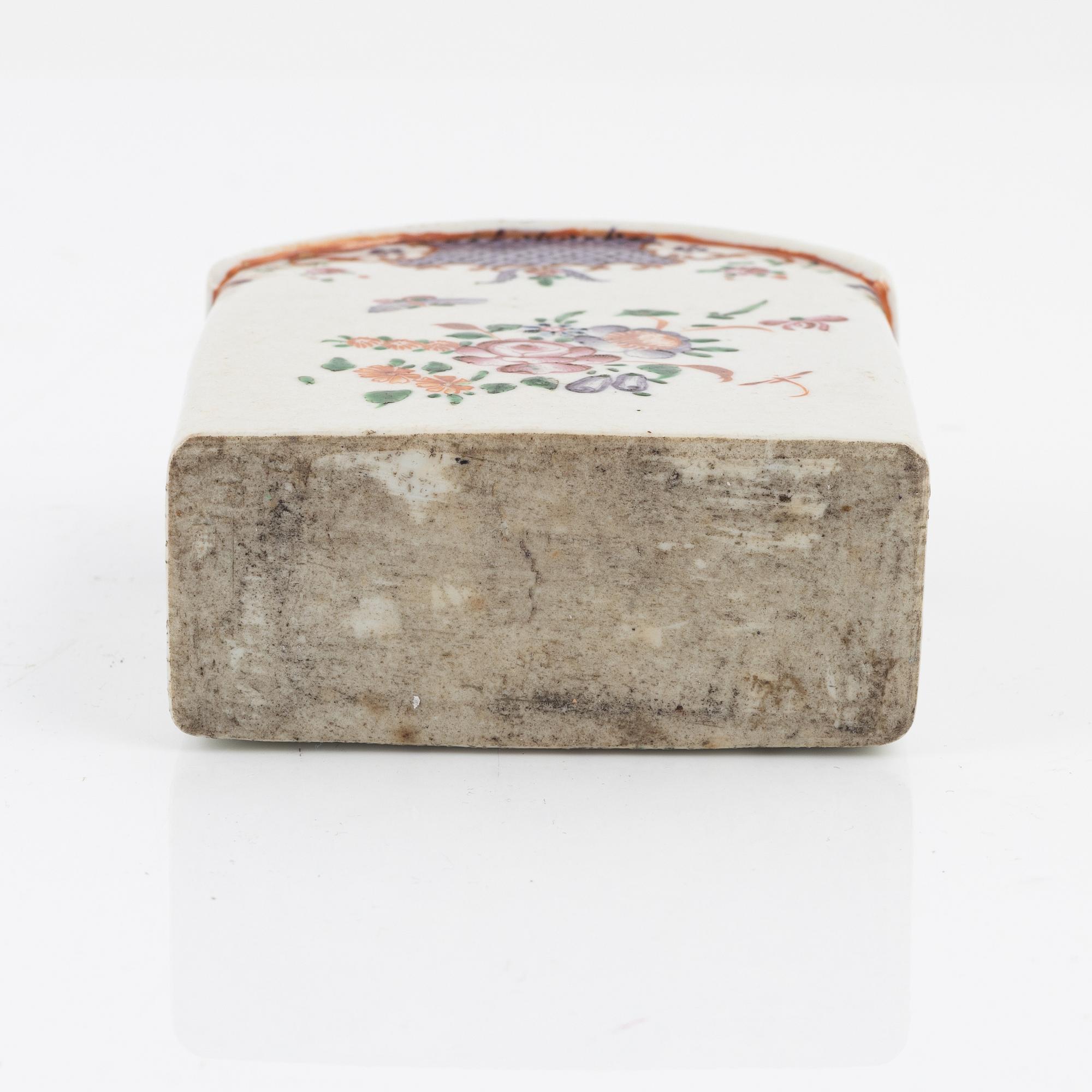 A famille rose tea caddy, Qing dynasty, Qianlong (1736-95).