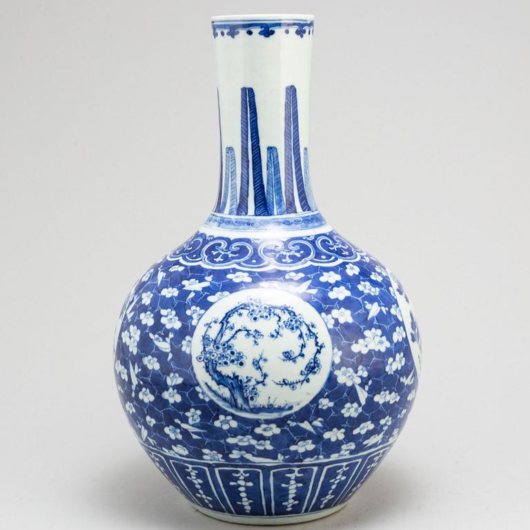 A large blue and white vase, Qing dynasty, late 19th century.