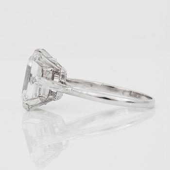 RING med smaragdslipad diamant, 4.20 ct, flankerad av trapetsslipade diamanter.