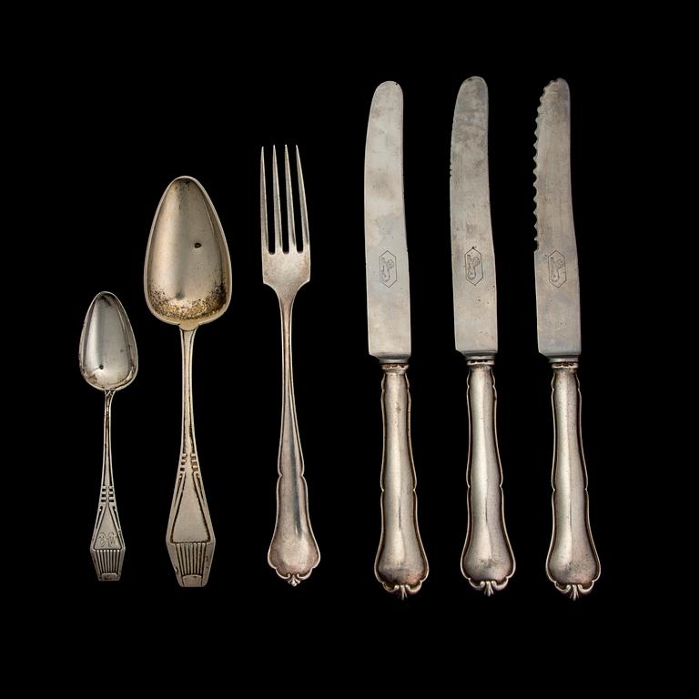 DIVERSE BESTICK, 32 st, silver, Chippendale och Suomi-serien, finska stämplar 1930-tal och 1969. Vikt utan knivar 654 g.