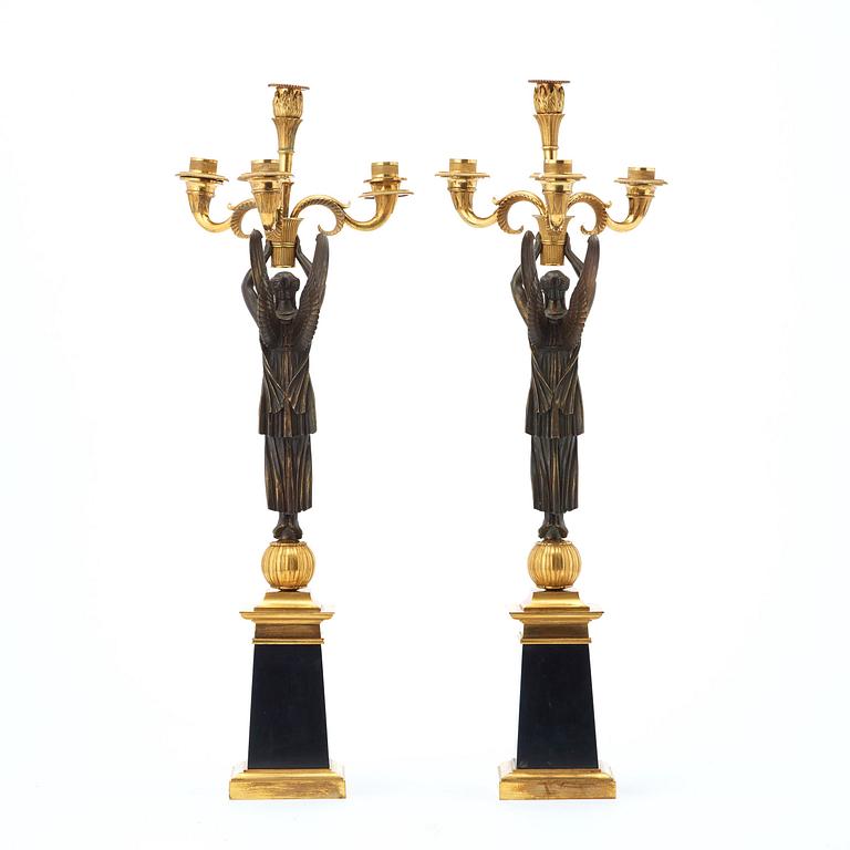 KANDELABRAR, för fyra ljus, ett par, Frankrike, 1800-talets början, Empire.