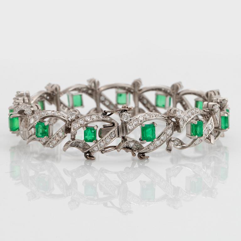 A platinum bracelet set with step-cut emeralds with a total weight of ca 12.50 cts.