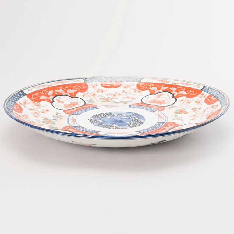 A porcelain bowl in Imari colours, Japan, Meiji (1868-1912).