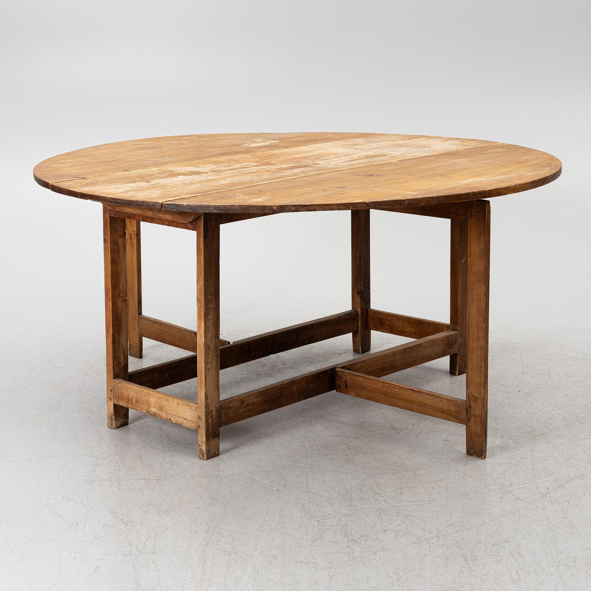 Drop-leaf table, first part f of the 19th century.
