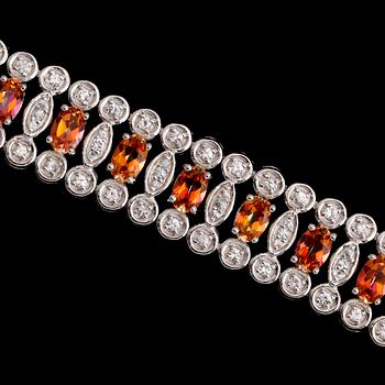 ARMBAND, sterlingsilver, vita och färgade topaser tot ca 17.00 ct.