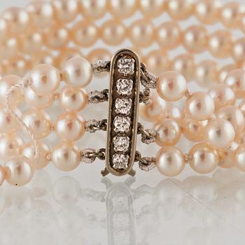 ARMBAND, odlade saltvattenspärlor med lås i 18K vitguld med 6 briljantslipade diamanter ca 0.30 ct.