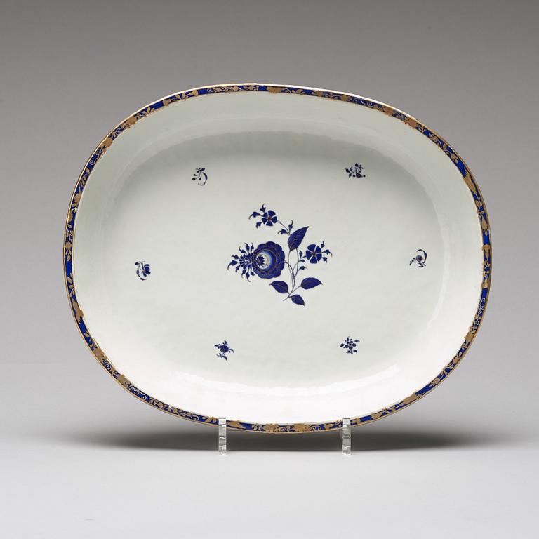 A pair of enamelled serving dishes, Qing dynasty, Jiaqing (1796-1820).