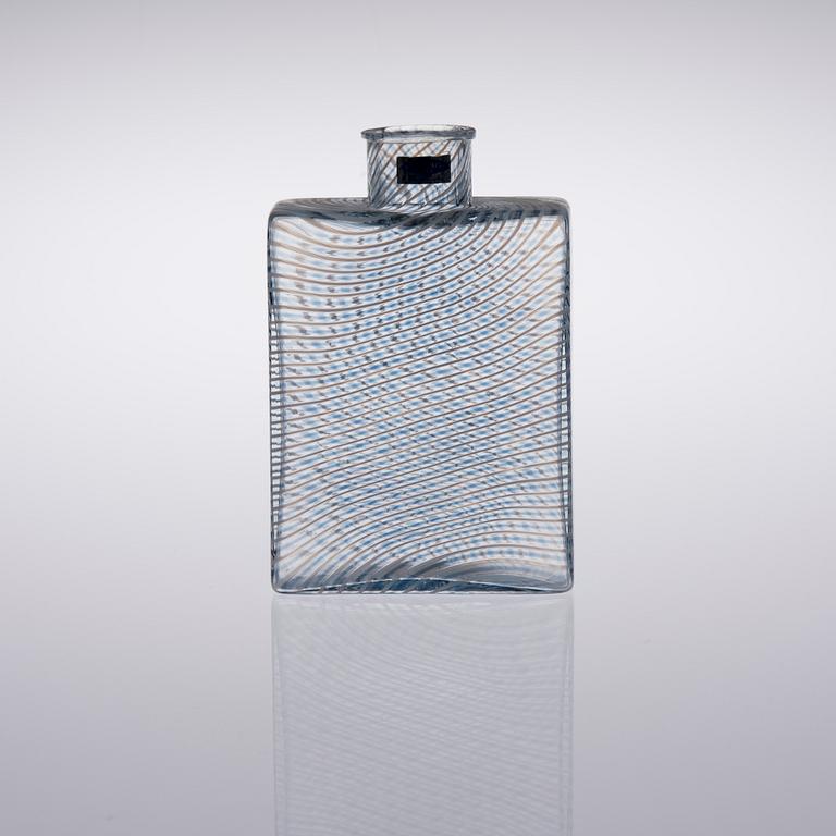 FLASKA, glas, signerad Kaj Franck, Nuutajärvi Notsjö 1981. Numrerad 353/1000.